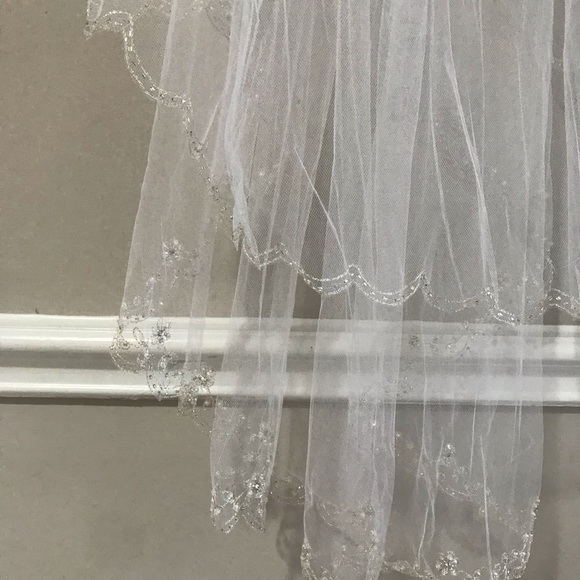 Waist length white veil with blusher - Picture 6 of 13